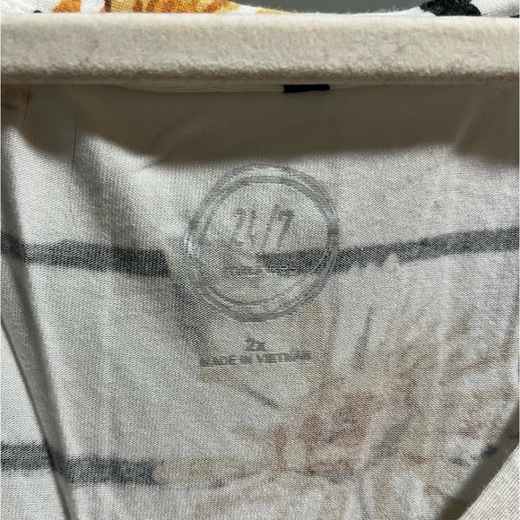 Maurices plus size 2X tee - Picture 3 of 5